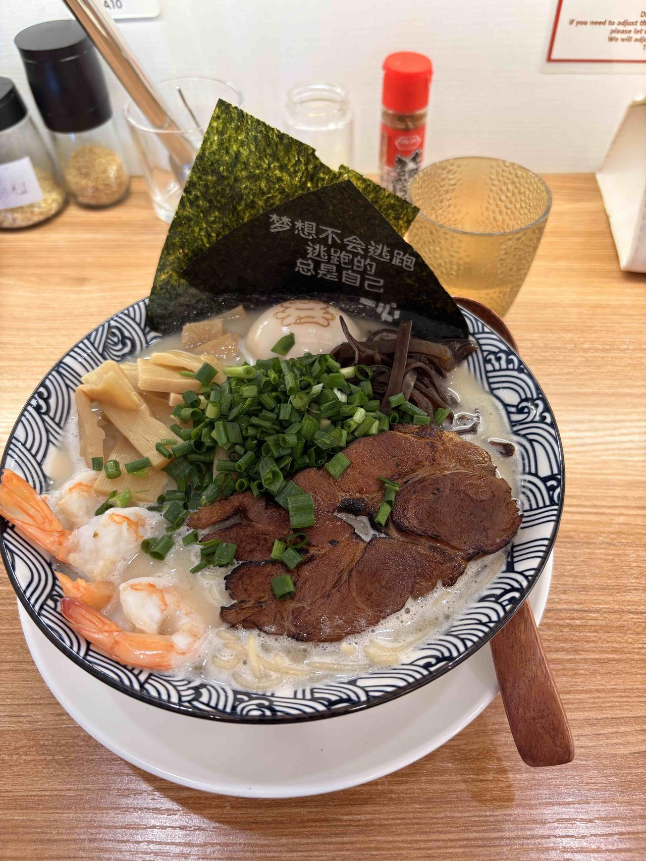 今天去了一家网红拉面店，这一碗面¥37，
主要是我选了虾汤，
如果只选猪肉汤的话
