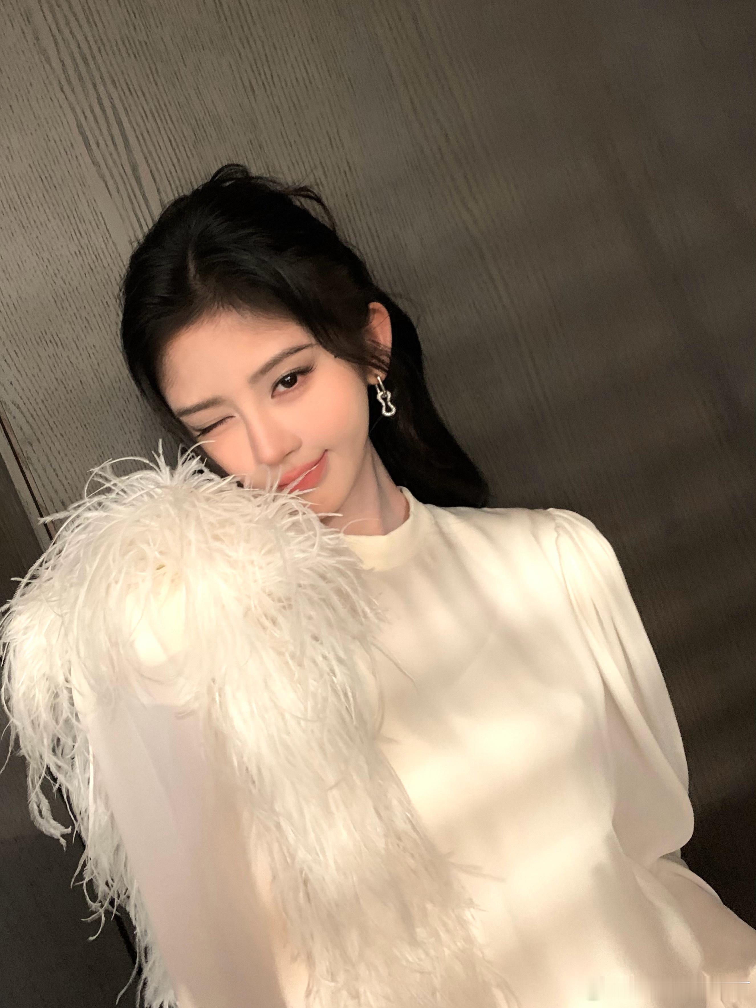 鞠婧祎 jjy 鞠婧祎苏绿夏 “耳机分你一半 心动是我的答案”𝓗𝓮𝓪𝓭?
