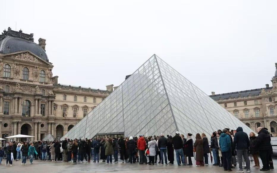 巴黎两大顶级博物馆，竟被一个诈骗团伙“薅秃”了。
当地时间2月12日，巴黎检察院