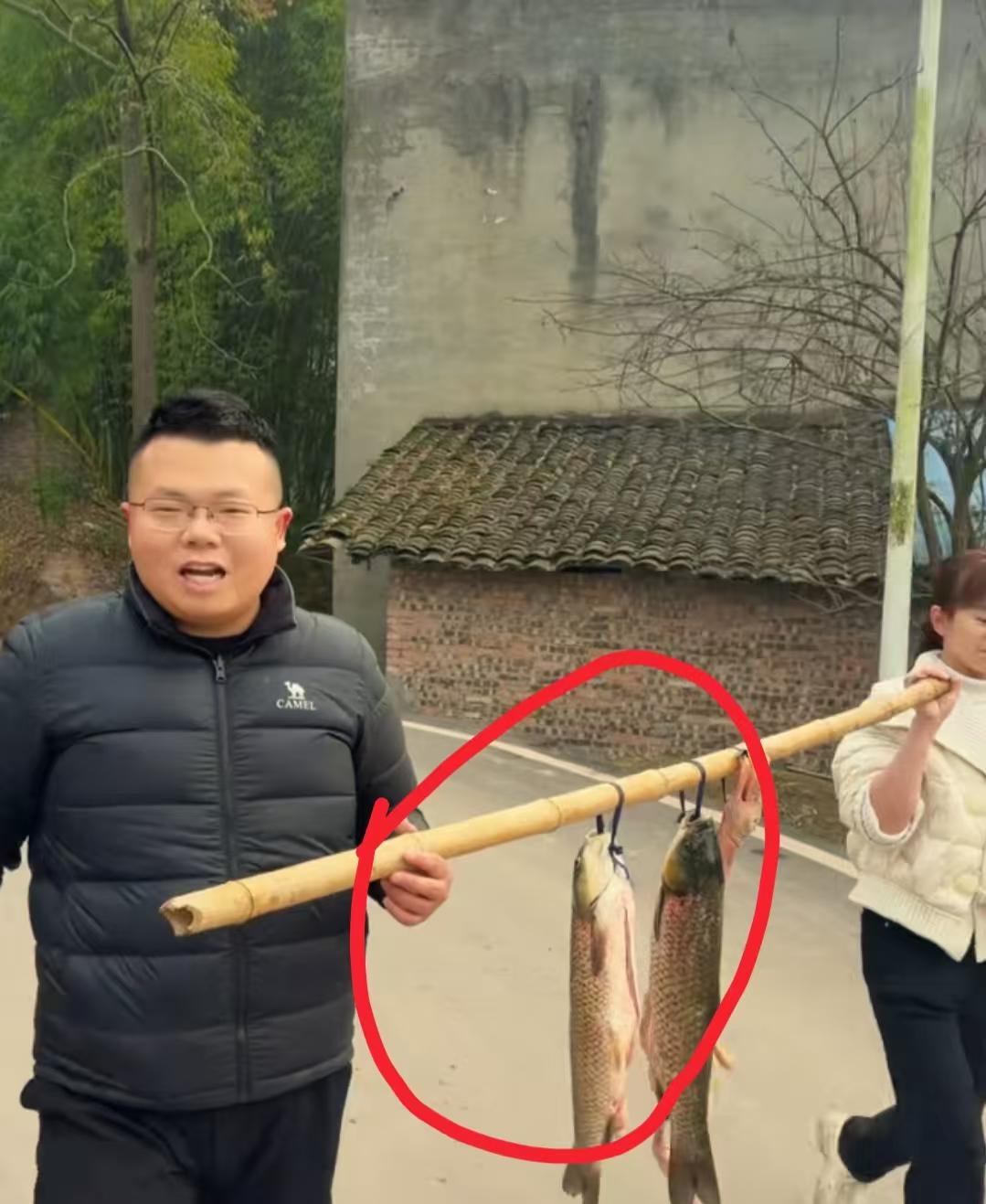 现在全网最糟心的男人就是渝乡桃子了吧！
不是因为拆了老房要建新房，也不是因为小丫