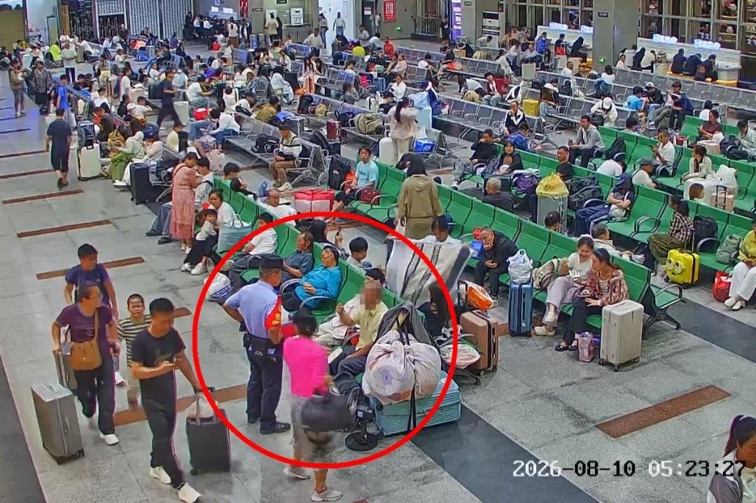 一枚被盲人指尖焐热的国徽：当权威愿意俯身，安全感才真正落地

2026年8月10