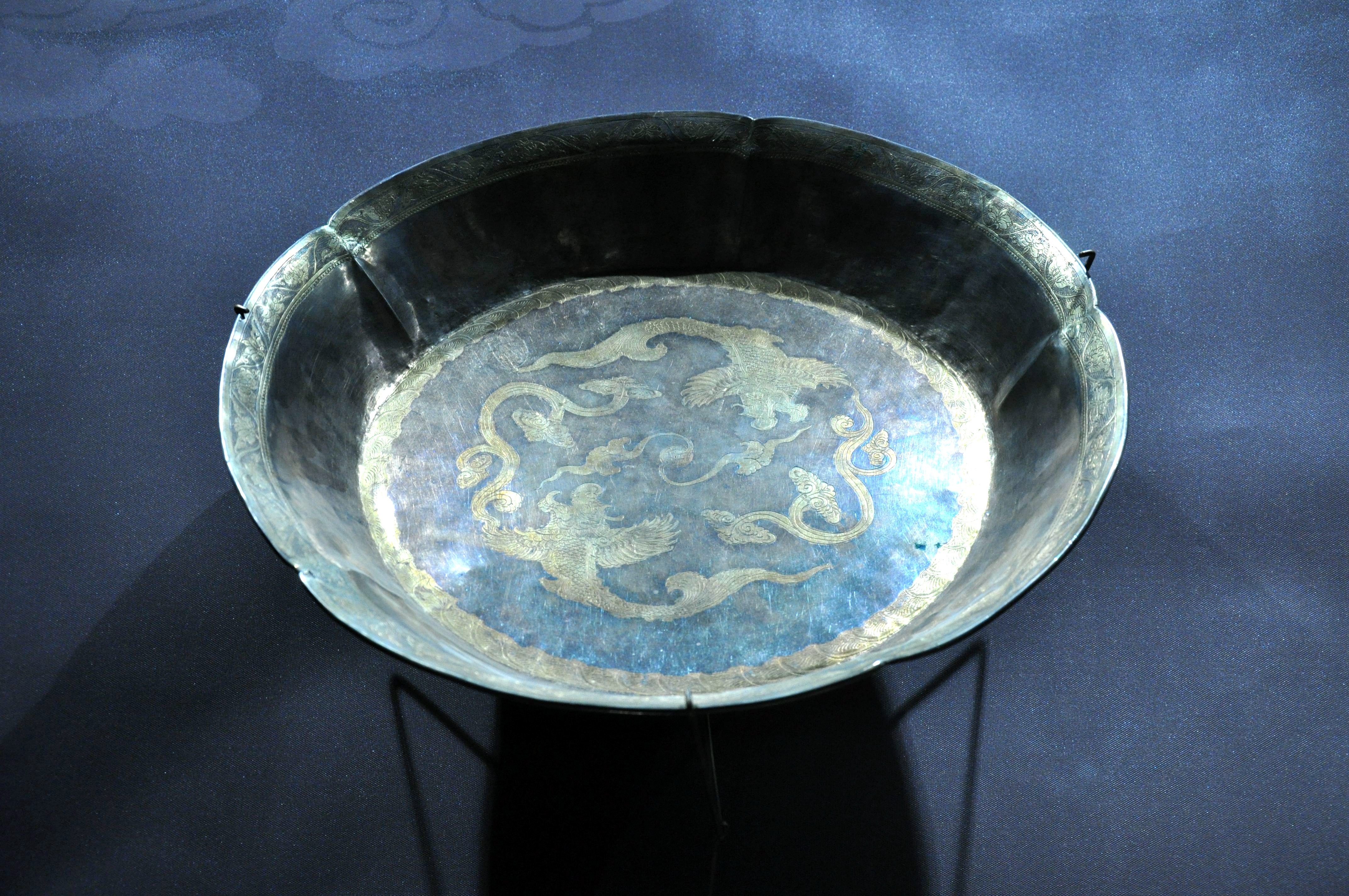 东波斋藏明代 鎏金双凤纹银盆 ​​​