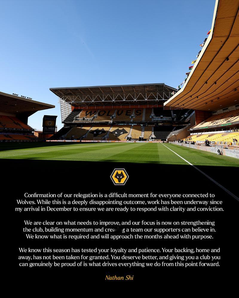 英超狼队彻底炸了！球迷追着老板的车砸窗户，200人堵死训练基地大门，就因为球队1