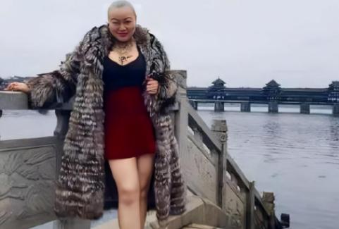 “谁娶我，我送他一辆宾利。”2019 年，一名光头肥乳的女子，身着皮草，手上挂满