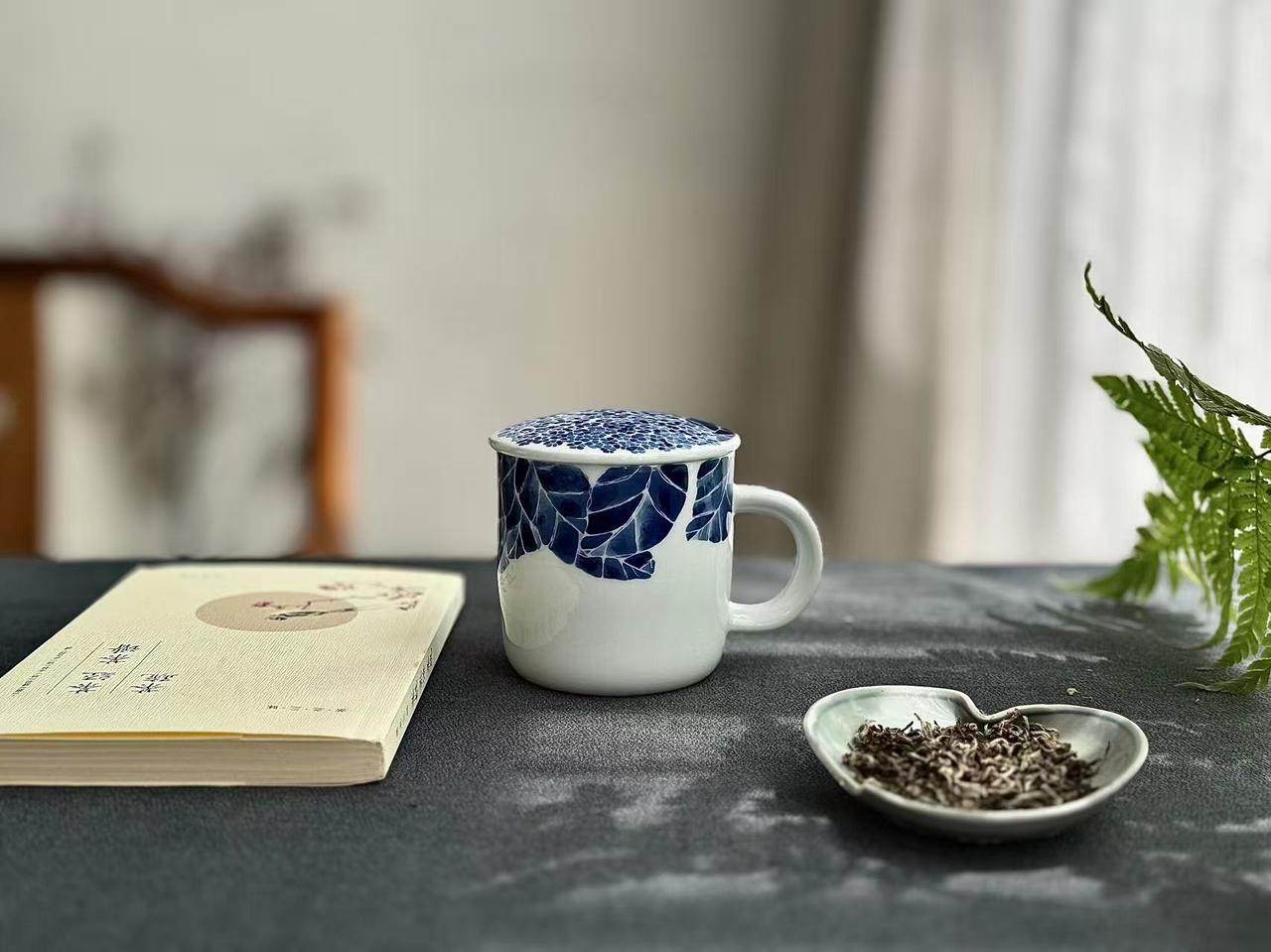 喝绿茶真的伤胃吗？
首先大家要明白一点，人们常说的“喝茶伤胃”，到底是什么引起的