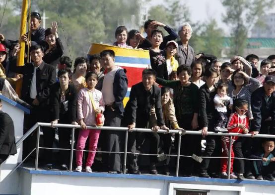 沉寂六年的中朝班列再度启程，随着95次国际列车驶入平壤站，中朝陆路客运通道全面恢