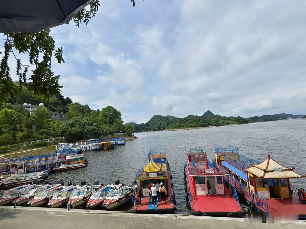 贵州省清镇市4A级国家风景名胜区“红枫湖景区”，景区总面积200平方公里，水域面