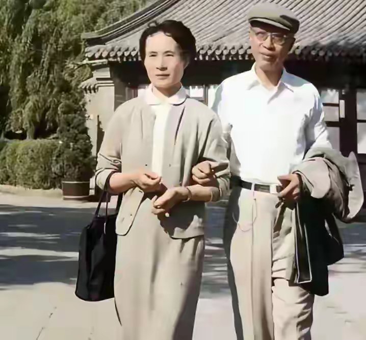 六十年代，溥仪与妻子李淑贤在北海公园散步，胳膊挽在一起留影 