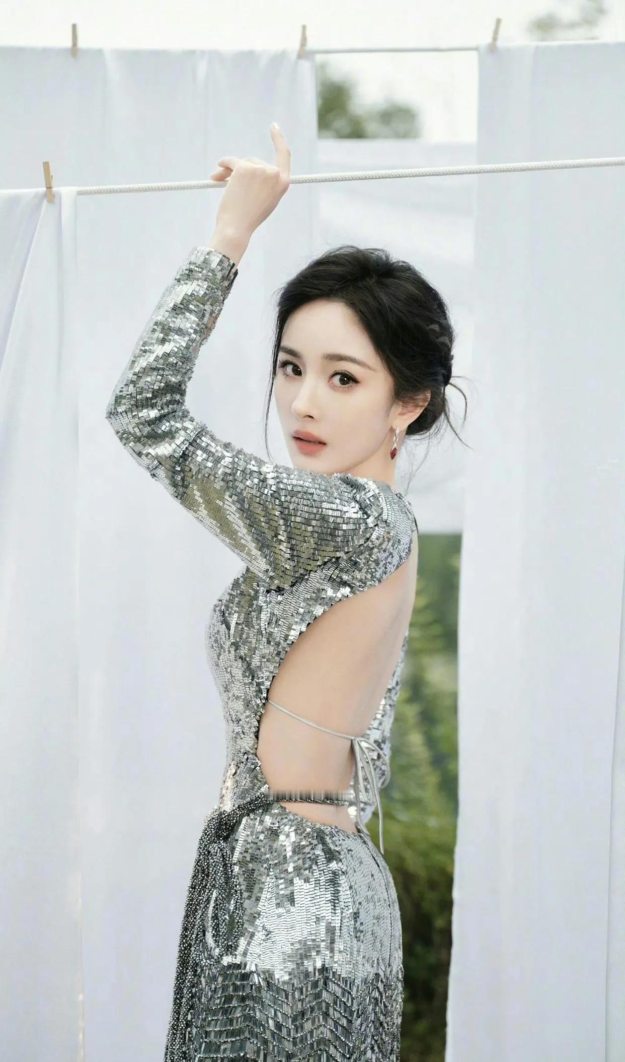 杨幂这身银色紧身礼服，好看吗，正面看上围傲人，后面看背部全裸，也是性感至极了，充