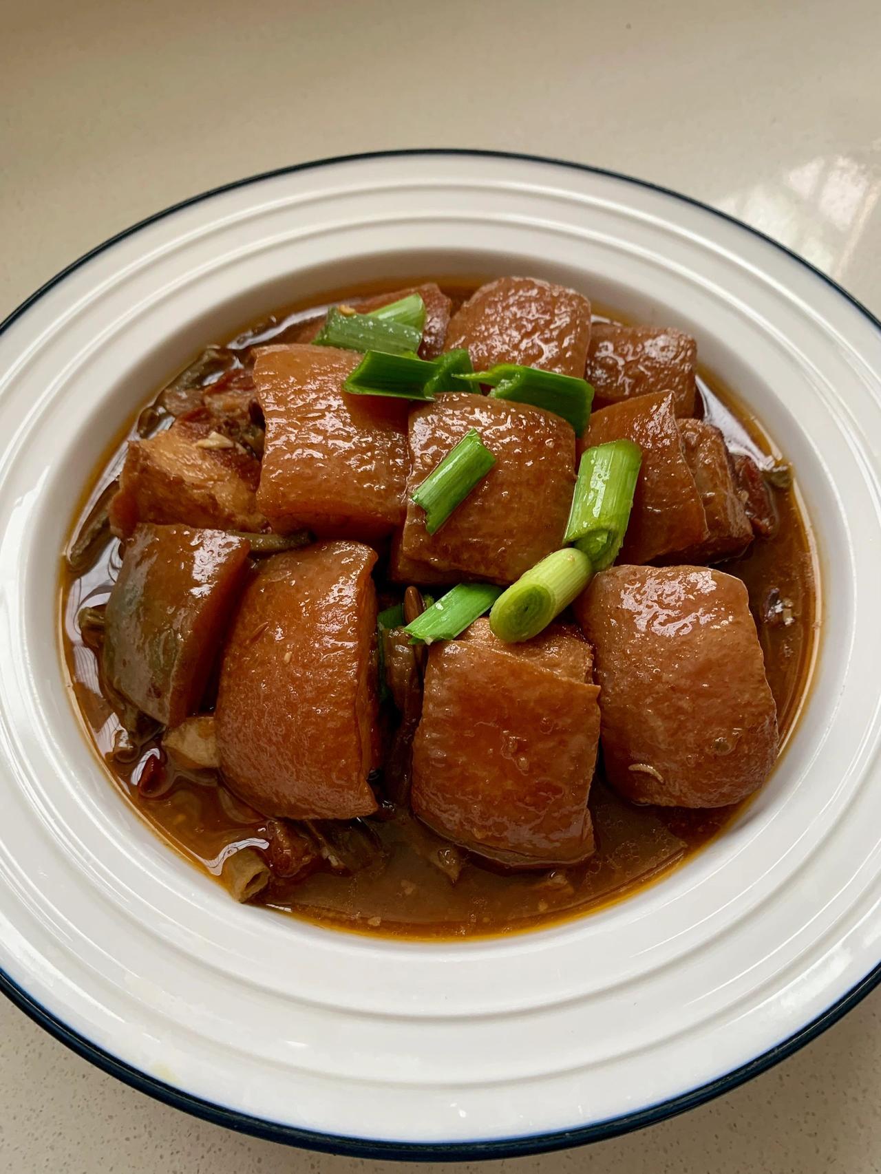 干豆角红烧肉，这也太好吃啦！
食材：干豆角、五花肉
香料：桂皮八角香叶沙姜孜然花