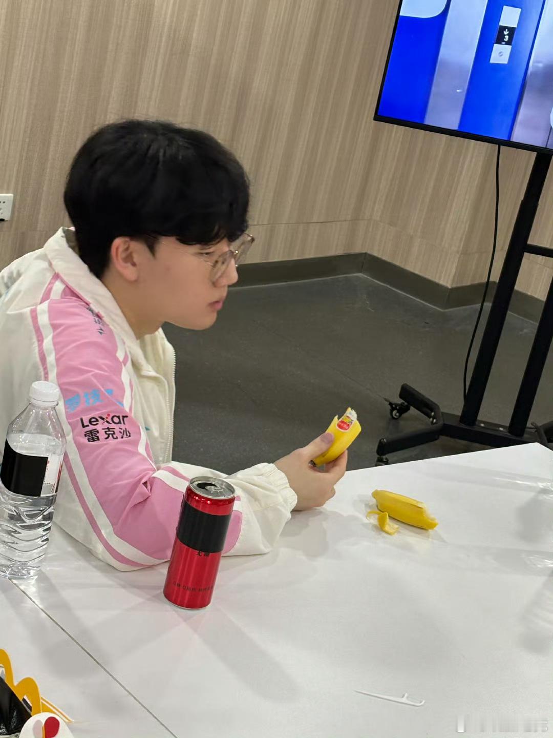 分享今天的二三事，话说有人能懂Viper的这个吃香蕉方式吗🧐：Xun哥在休息室