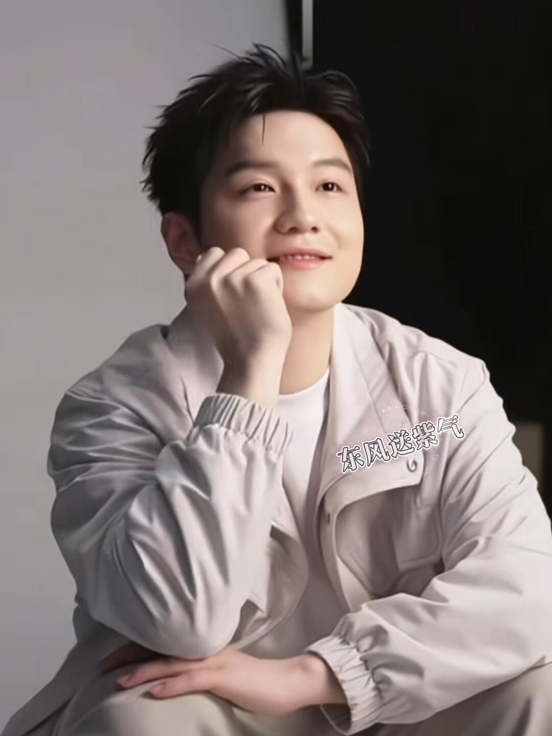 东哥这张照片咋拍的，分明就是小孩子畅想未来的感觉，真的好奇妙！
看东东，总是满满