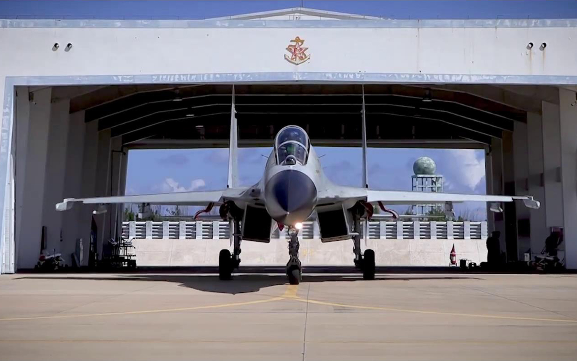 不沉的航空母舰：海军航空兵歼-11BSH战斗机在西沙群岛永兴岛机场跨昼夜多科目训