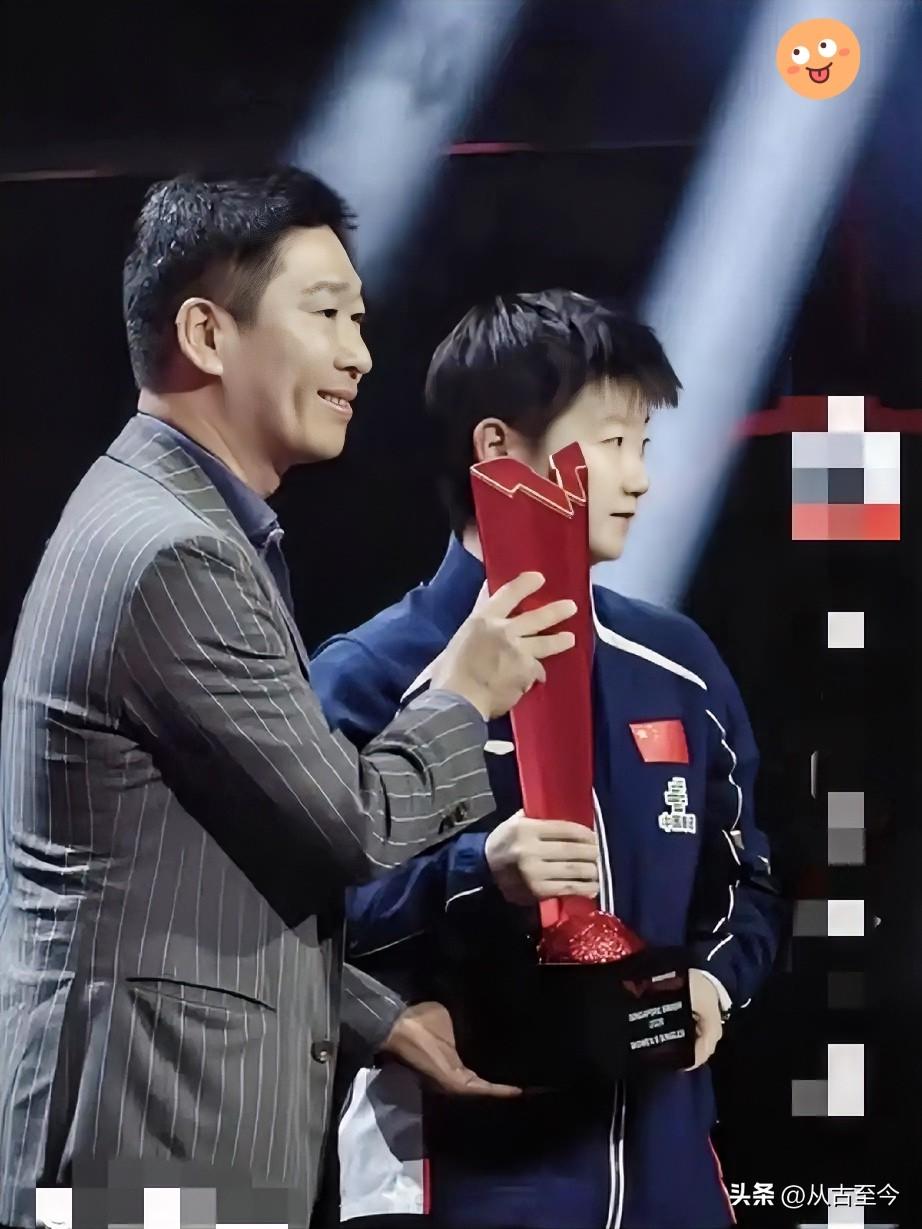 🔥新加坡颁奖细节太暖心了！
        嘉宾全程托奖杯
        才