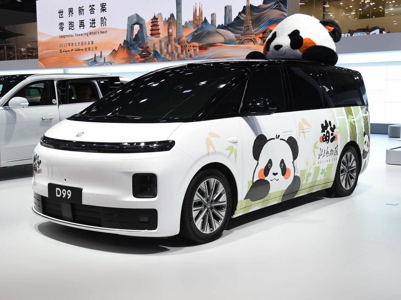 2026成都车展零跑带来首款MPV车型D99，提供纯电、增程两套动力选择。整车座