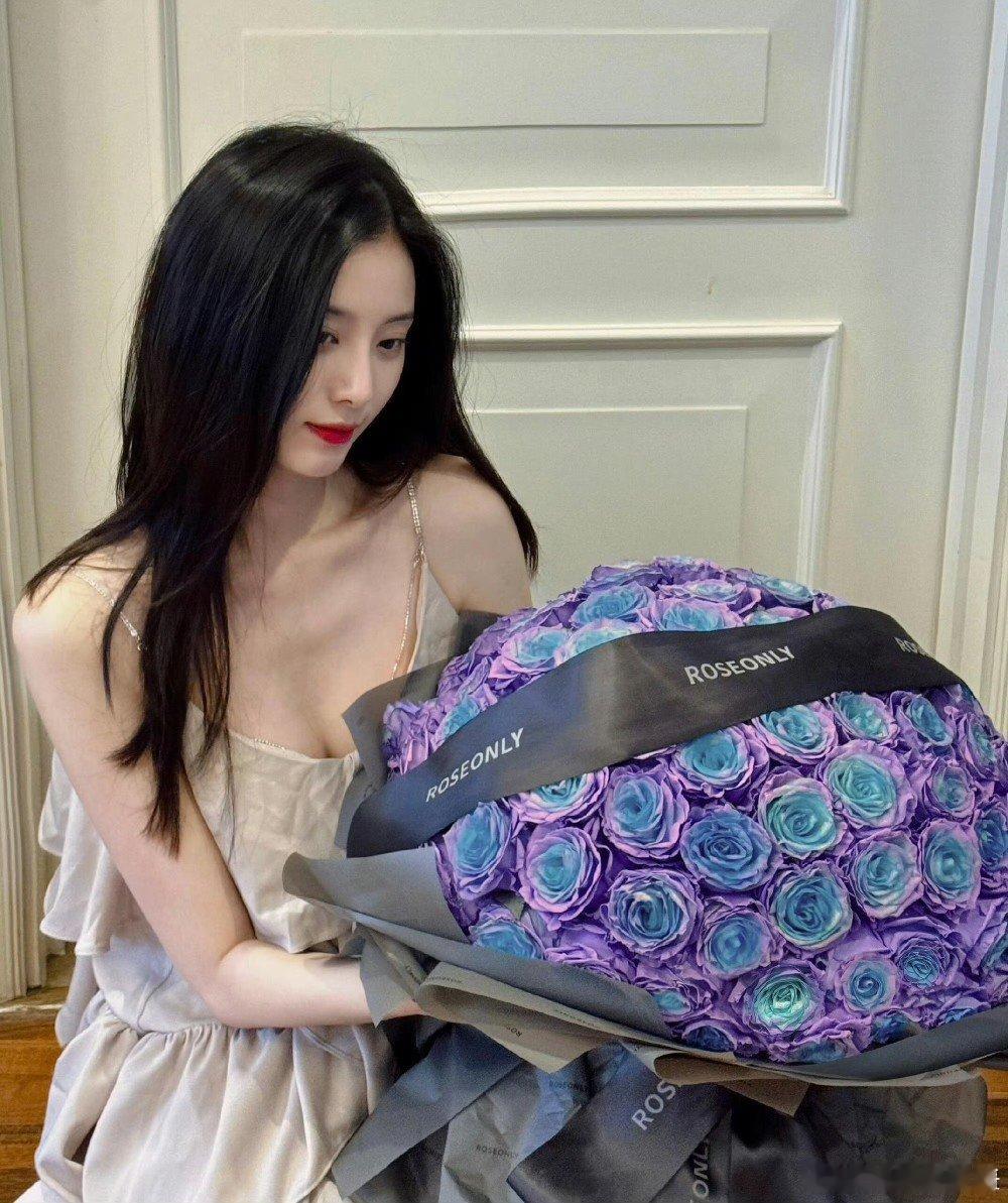 #还以为是黄子韬送的# 徐艺洋晒玫瑰花， 我还以为是黄子韬送的... 你的花呢#