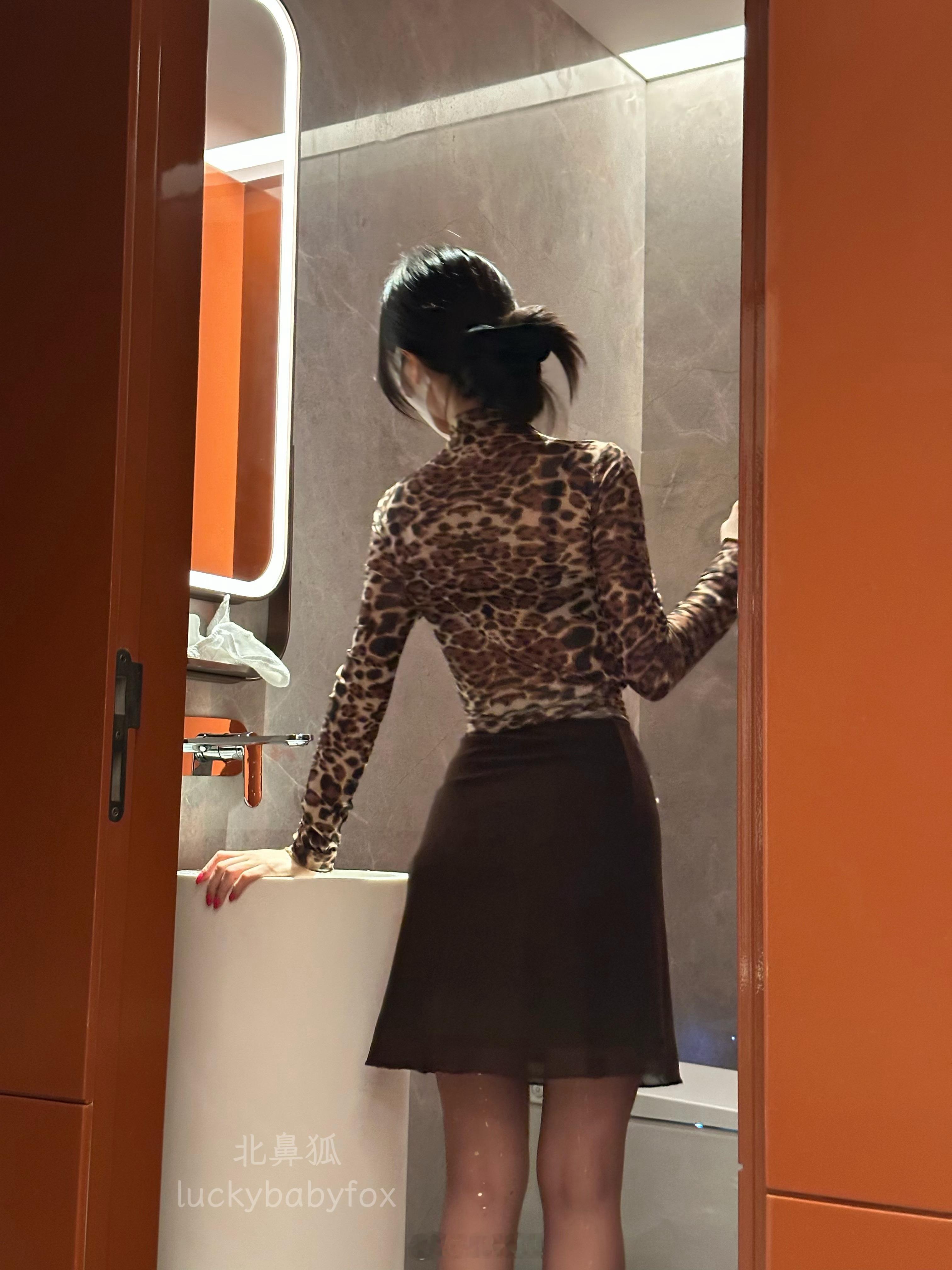 她洗手时，我屏住了呼吸ootd今天穿什么涞觅润丝