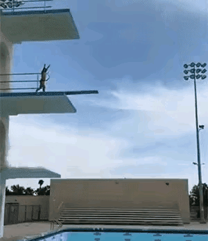 嘉陵江有人跳桥，救援队连夜打捞。

视频里那哥们三十出头，穿件灰卫衣，站在桥栏外