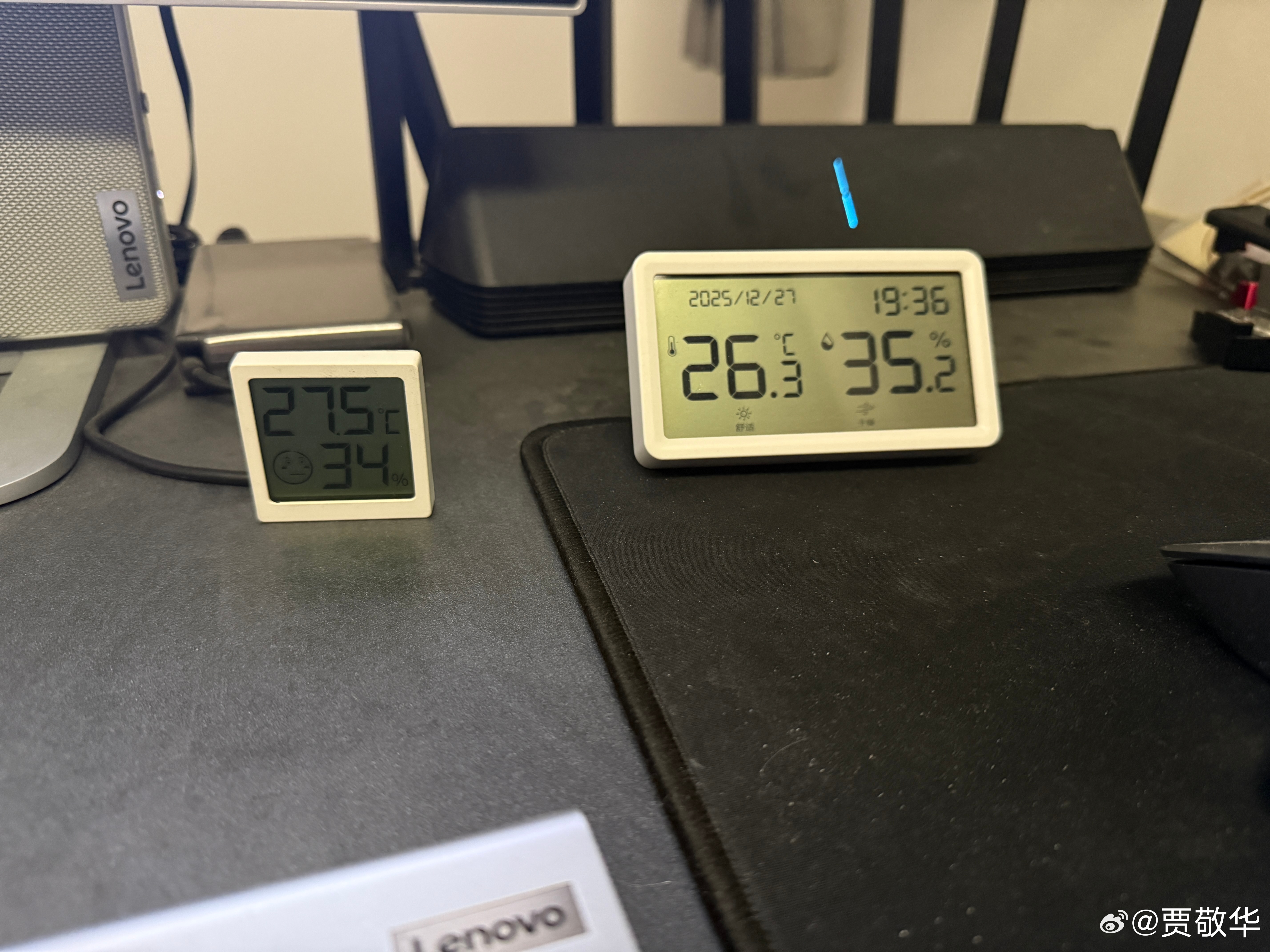 两台温度计距离不到10cm，上面显示的温度居然差1度，这有点意思。更搞笑的是，热