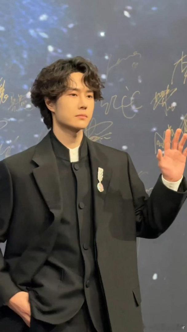 王一博 中山装好帅！中式正装很赞