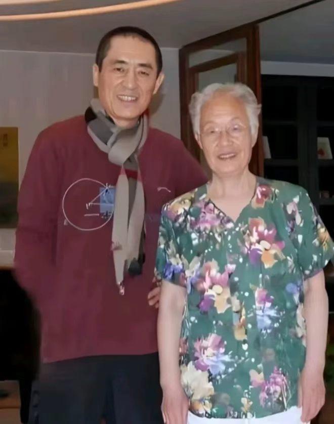 真是让人意外，原以为张艺谋是西安乡下的农民子弟，没想到一查才发现，人家全家都是妥