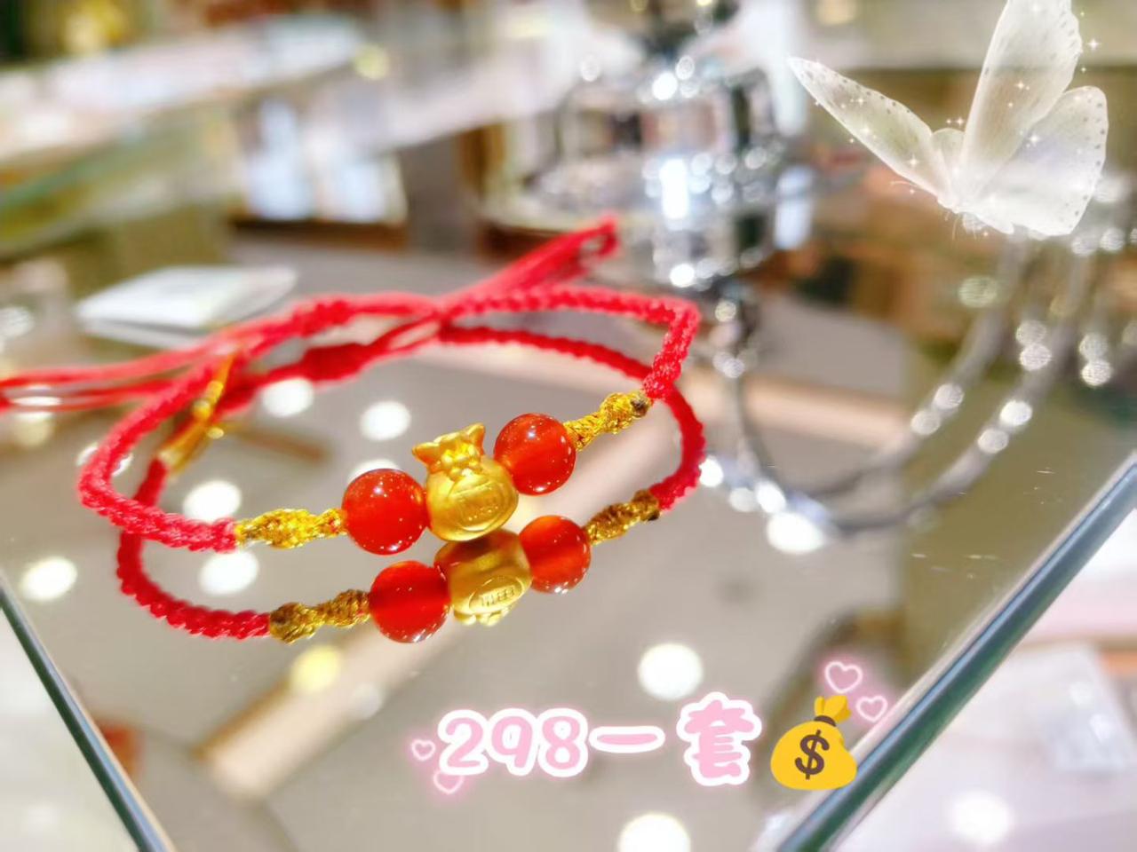 红绳手链，时尚又百搭，298元一套，快来get！💰💕红绳系金锁，情谊绵长。买