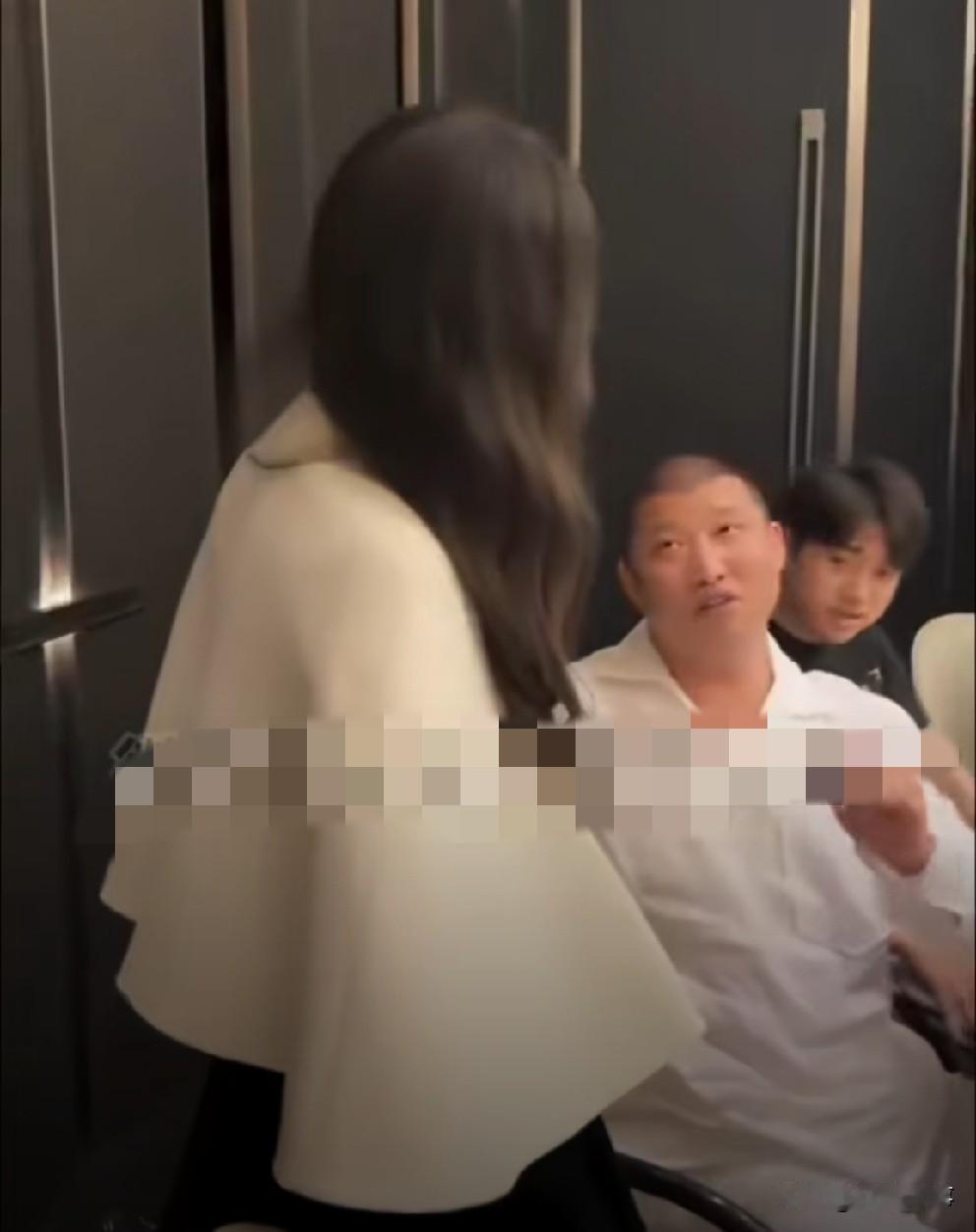井玺茜玩手机被网友吐槽“孩子废了”，二驴表达个人见解！

          昨