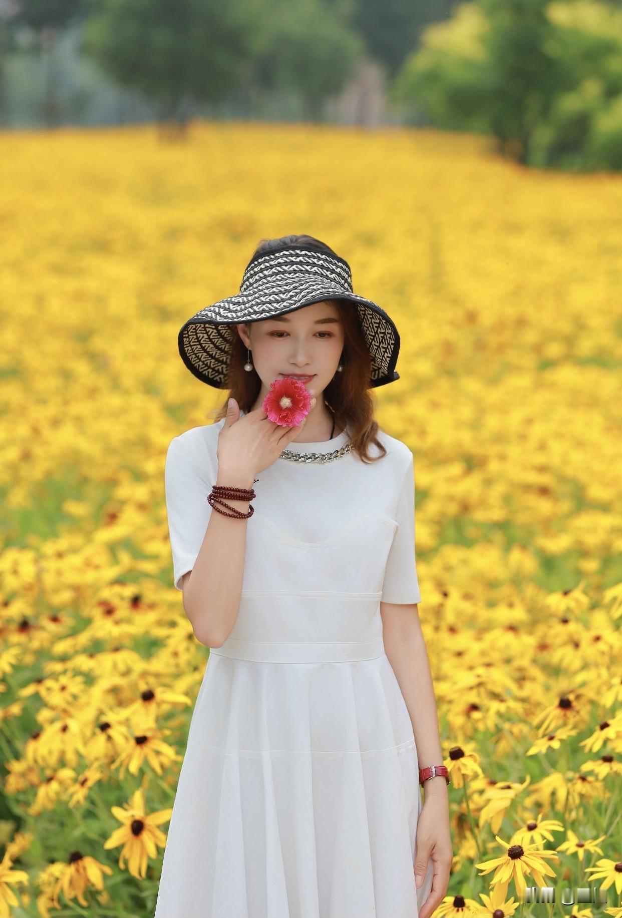 此外，美人还得有独立的思想和内涵。林徽因才情出众，在建筑领域有卓越贡献，她的智慧