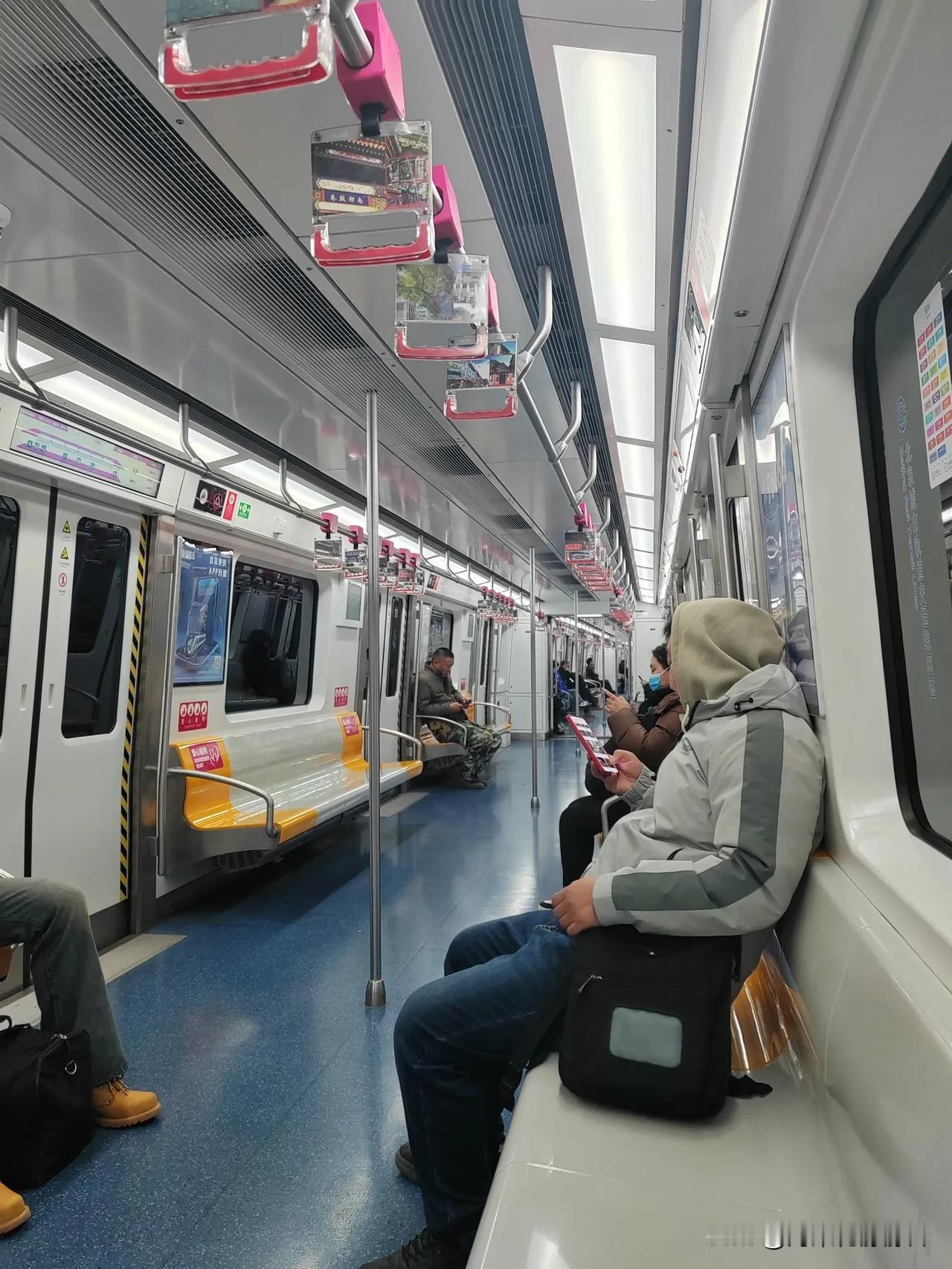 早上第一趟地铁空座真多，哈哈，祝我出行顺利[玫瑰]