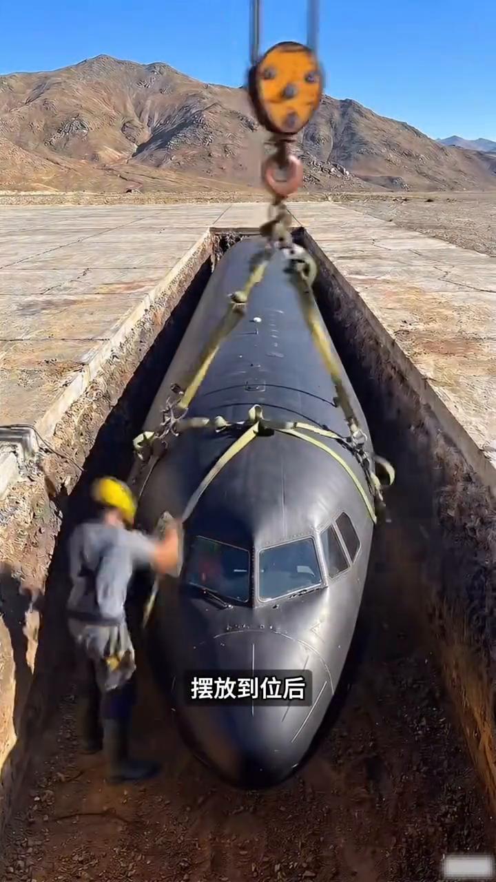 荒漠飞机造屋。
谁能想到男子买不起房就把一架废旧飞机直接掉进挖好的土坑当中。
·
