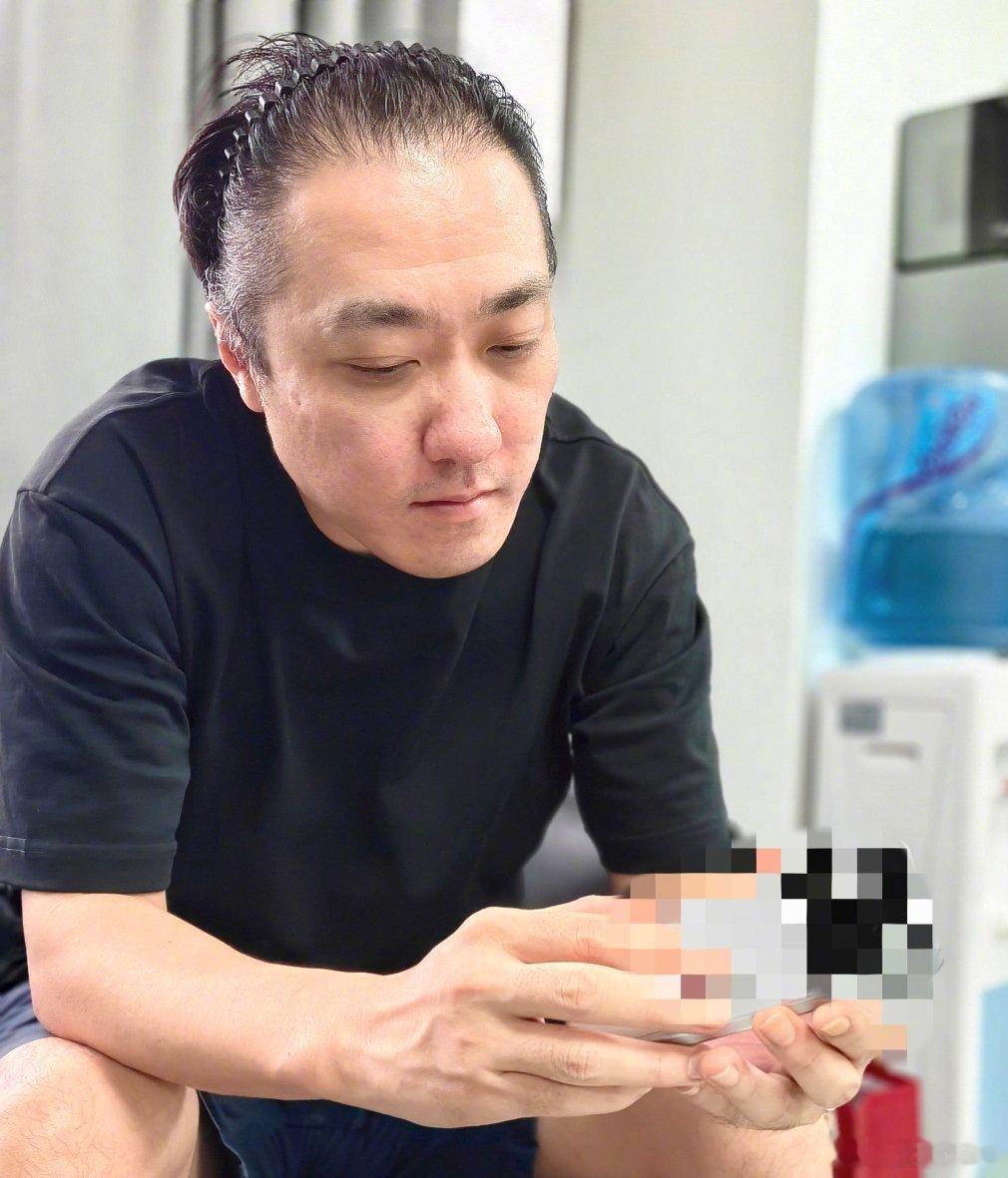 今天收到一台很酷的产品—机器人手机。你们猜 是哪个产品