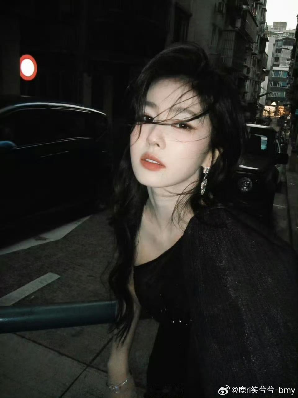 引爆眼神修罗场！一边是白鹿与曾舜晞舞台高甜合唱，一边是张凌赫台下偷瞄破防，换造型