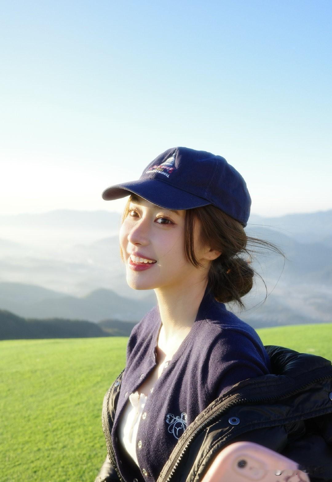 阳光下的微笑，与大自然亲密接触的美好时光。