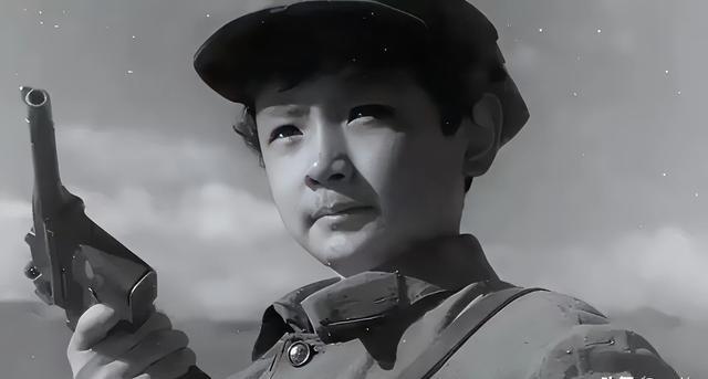 1955年全军授衔现场，一位年轻军官格外醒目。年仅29岁，被授予中校军衔，可履历