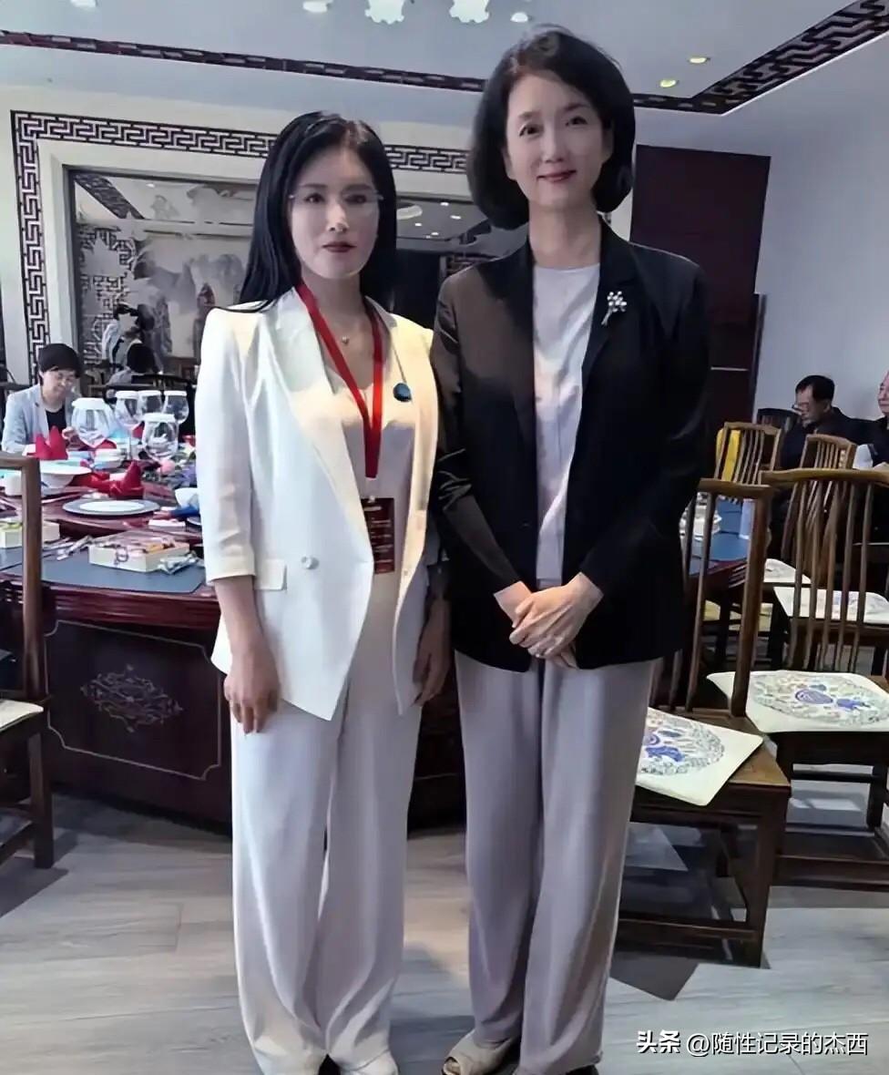 难得一见央视美女李修平退休后跟朋友相聚时的合影，她留着跟之前荧幕中差不多的发型，