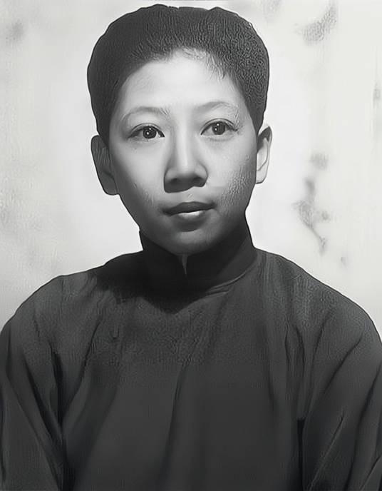 1994年，孔令伟去世，她的姐姐孔令仪亲自为她脱去男装，换上旗袍，画上淡妆，随后