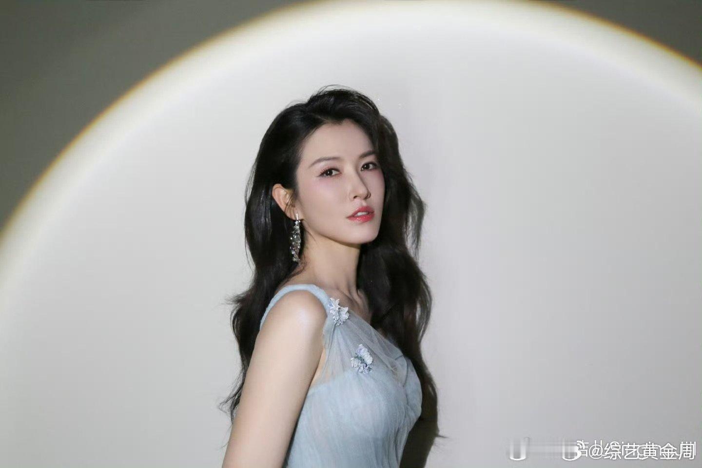 徐洁儿 路人缘梦回海豚湾！徐洁儿舞台状态绝了，温柔又飒爽，路人缘一路飙升乘风20