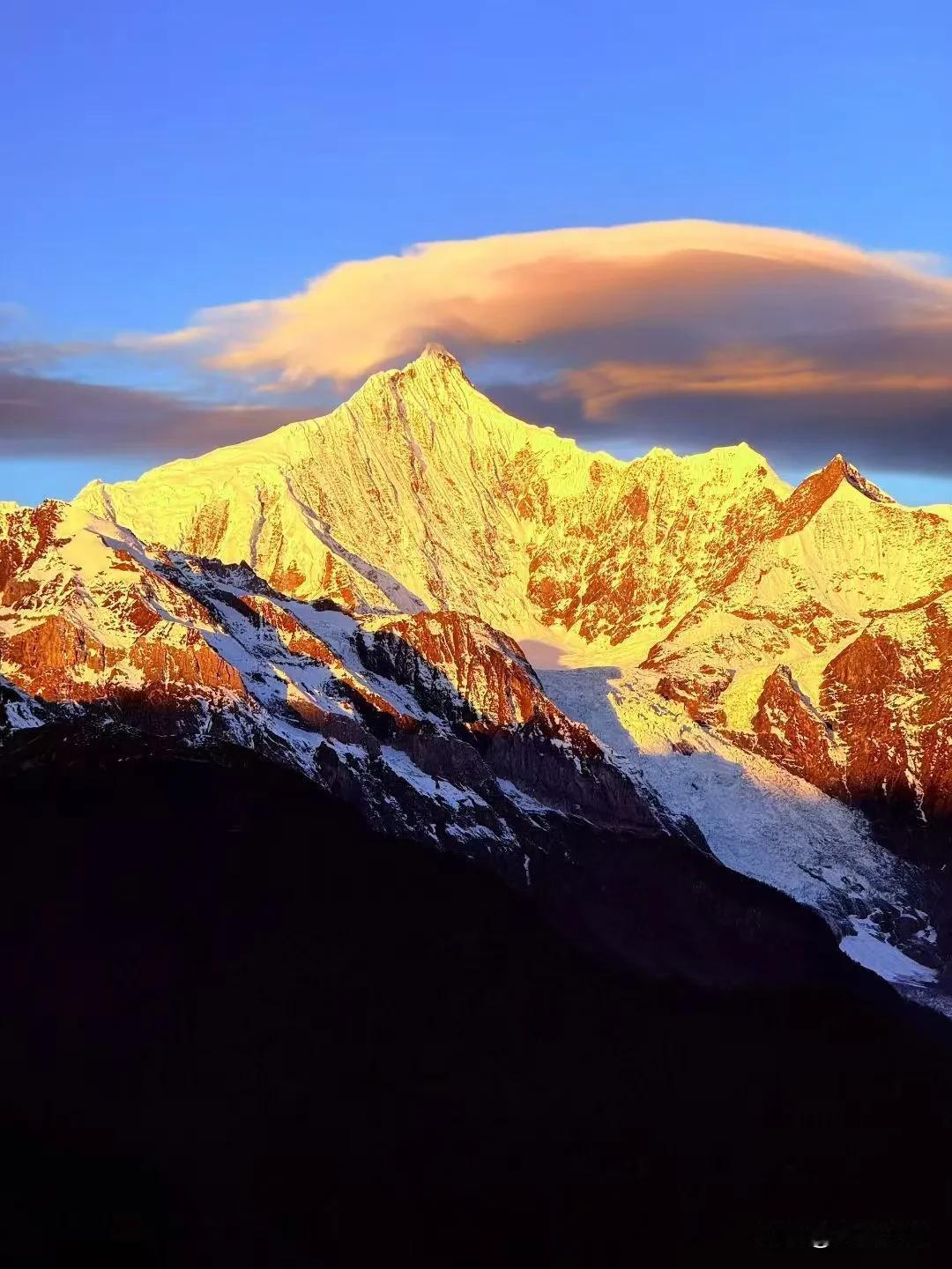 《夜阑怀兄往》

夜露凝兮，独倚公房一隅，
临窗凝睇。
望霓虹织绮，车尘逐汐，