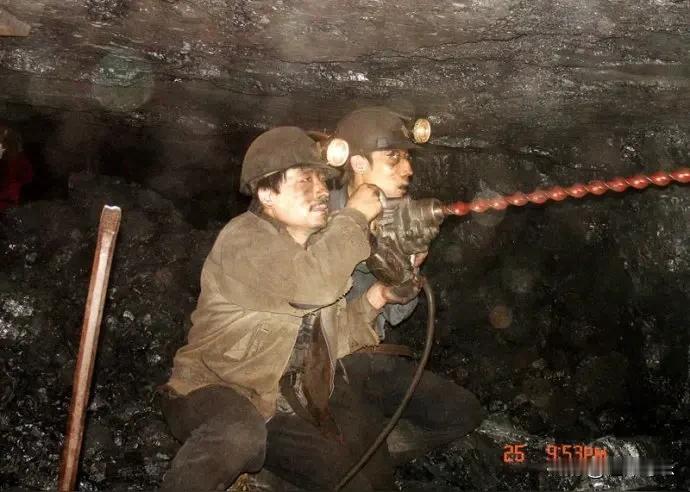 实在是令人悲伤，我们村的一个刚50岁的男子，为了赚钱养家，去当地一家矿山干了七八