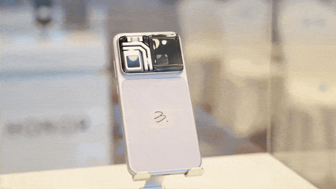 越看这图越觉得科幻～一个机械云台，怎么就被荣耀塞进手机了呢？期待快点量产！