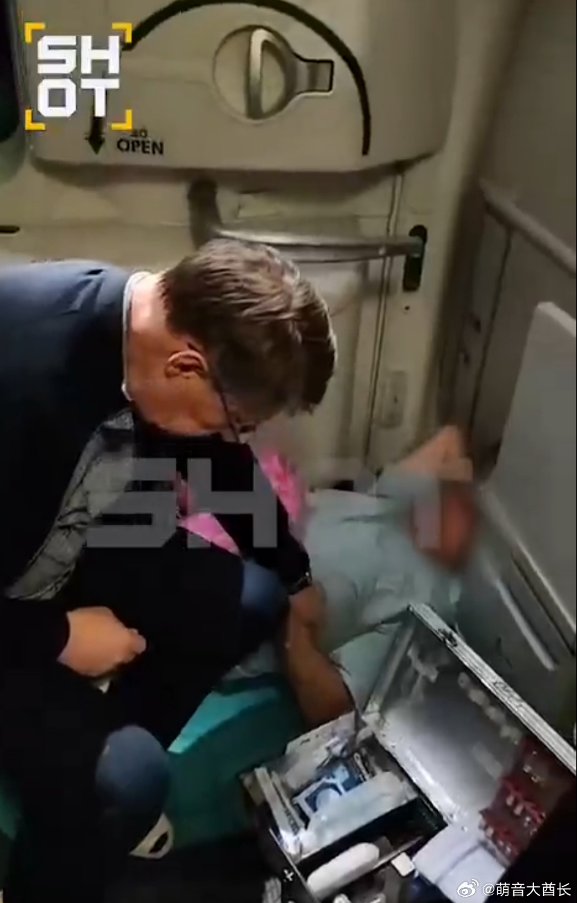 【赞！永远的医生！】俄卫生部长万米高空救人在莫斯科飞往河内的航班上，一名50岁乘