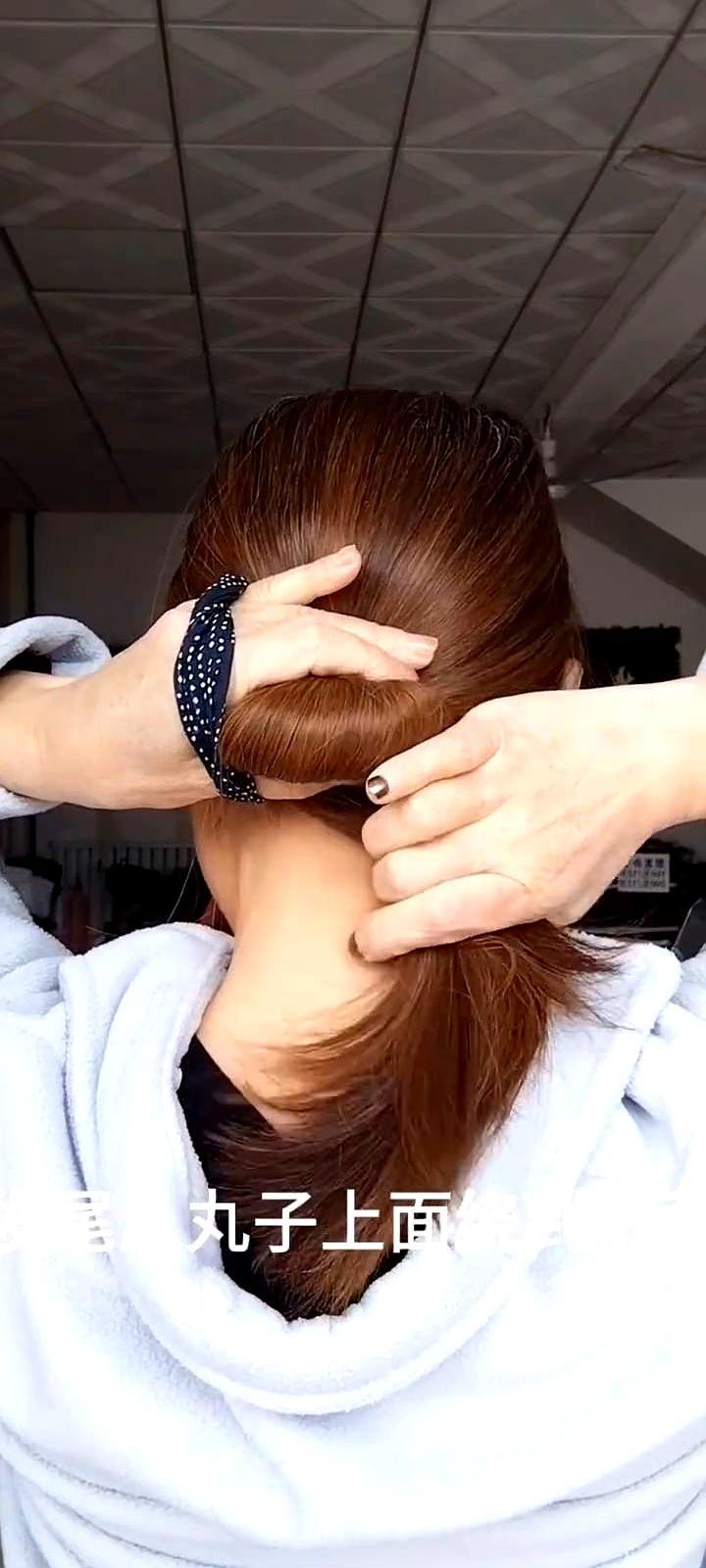 想出门不洗头？一根发圈30秒搞定。
 
对折头发成小团，发圈拧成8字套上去，发尾