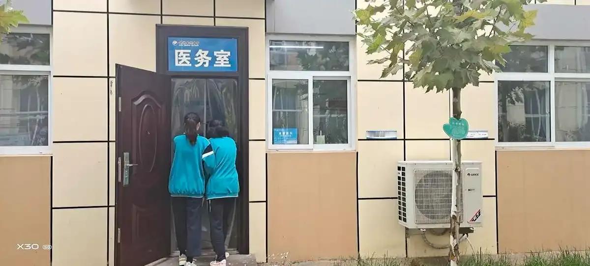 课间，一个男生被另一个男生搀着来到办公室。被搀的男生一脸痛苦地说：“老师，我脚崴