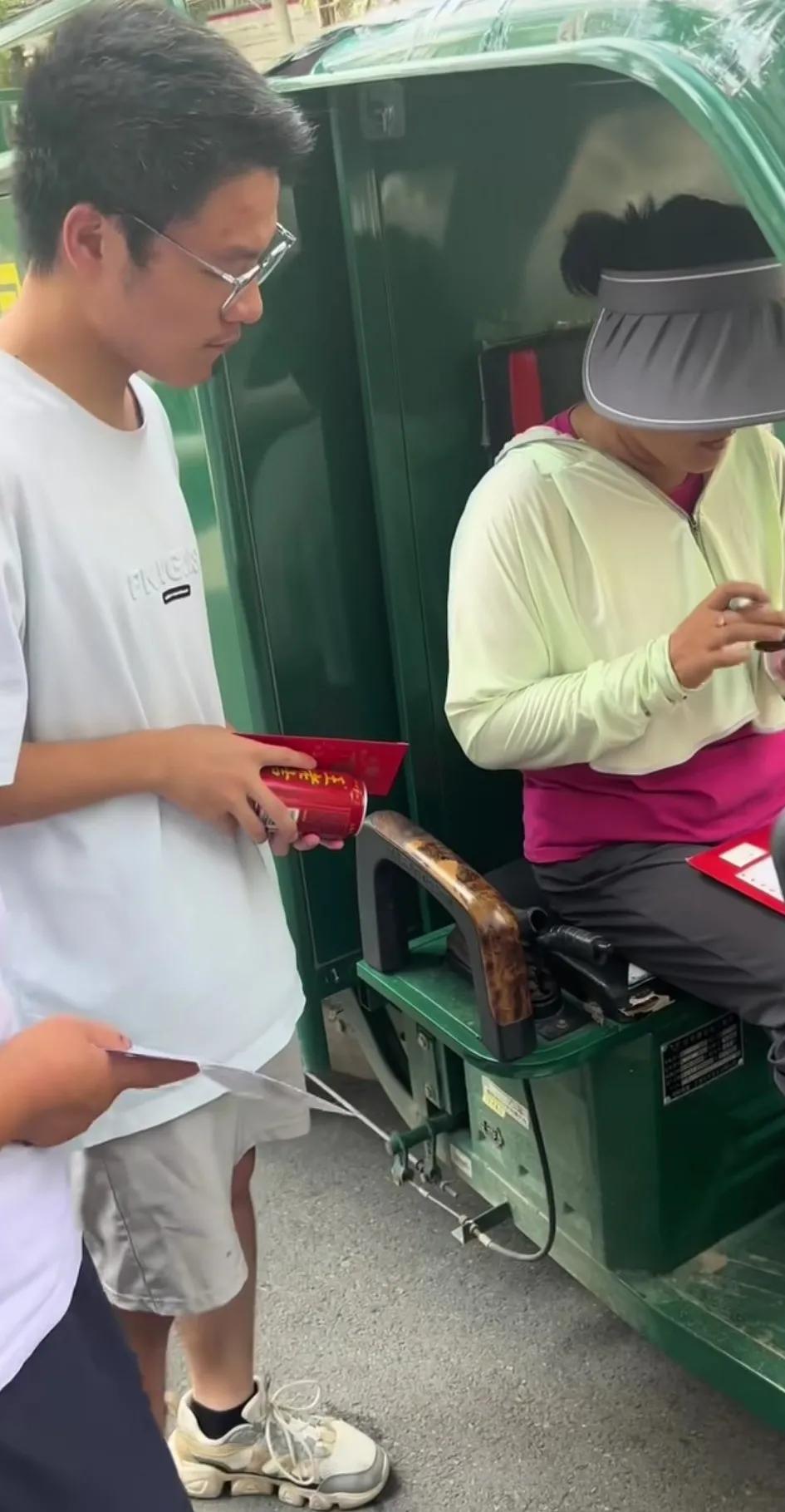 邮政快递员该不该收学生红包？近期是大学录取通知书派送的日子，很多考生都会陆续收到