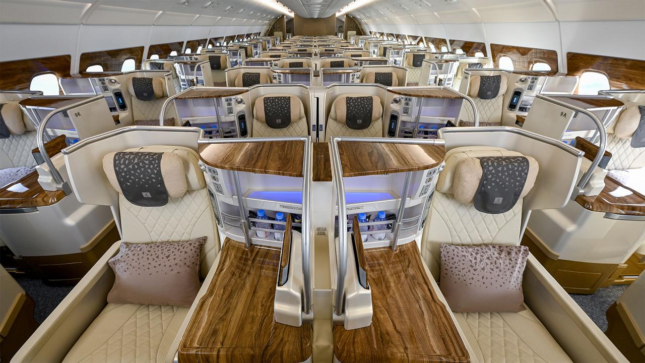 近日，阿联酋航空宣布，完成全球首架双舱布局空客A380客机的改装工作，在上层客舱