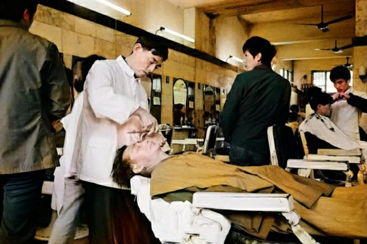 我平生第一次理发还带刮胡子刮脸，是上个世纪八十年代末在大上海。

我乘鉴真轮去日