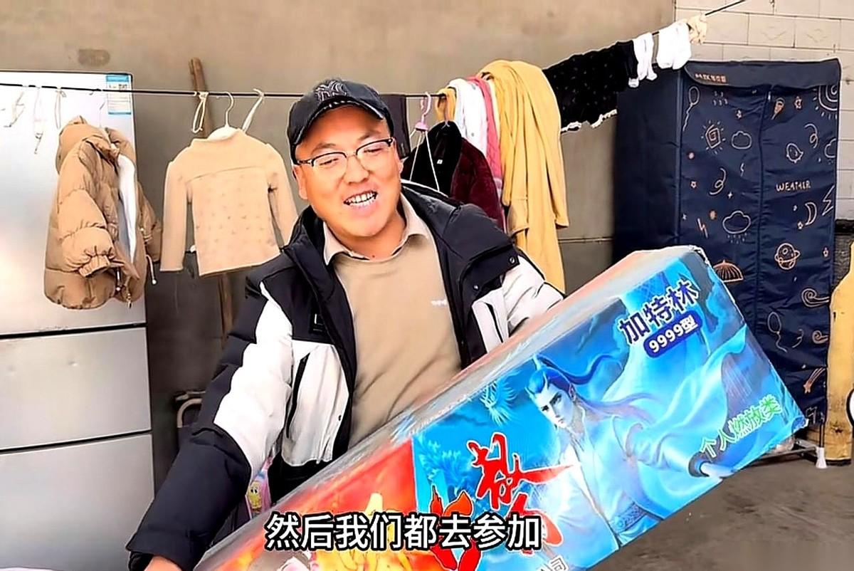 老婆都气回老挝半个月了，他倒好，这边该吃吃，该喝喝，聚会一个不落，笑得比谁都灿烂