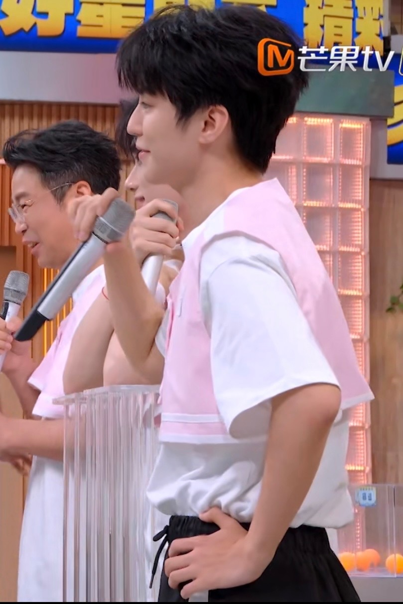 好帅啊，我哥哥淡定地先看别人装b的时候最帅了🥺🥺🥺 