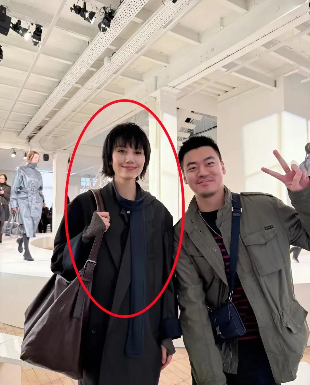 袁泉气场好强，精致中带着力量美，衣品 、演技 、 气质 一流，这打扮很有品味、很