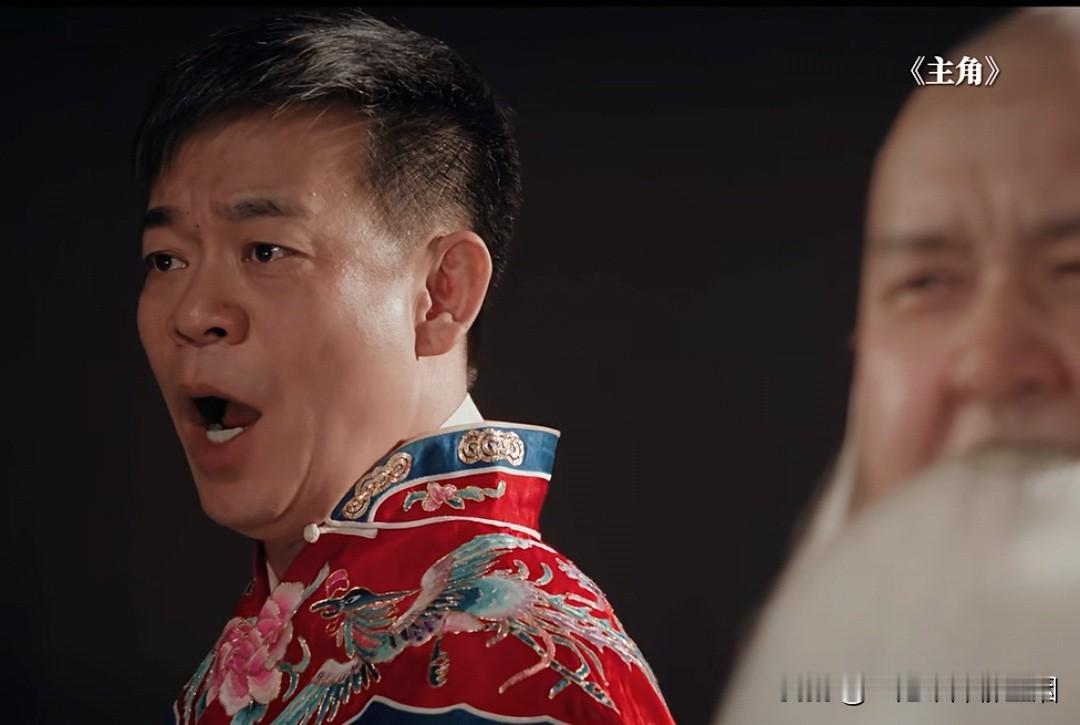 山里的放羊娃易来弟靠着舅舅胡三元的托举，如愿踏进了剧团，成了吃商品粮的城里人。